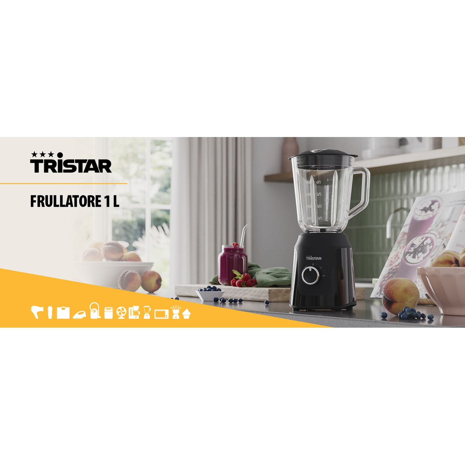 Un frullatore nero Tristar con caraffa in vetro è su un piano cucina. Pesche, mirtilli e un barattolo con frutti di bosco sono presenti.