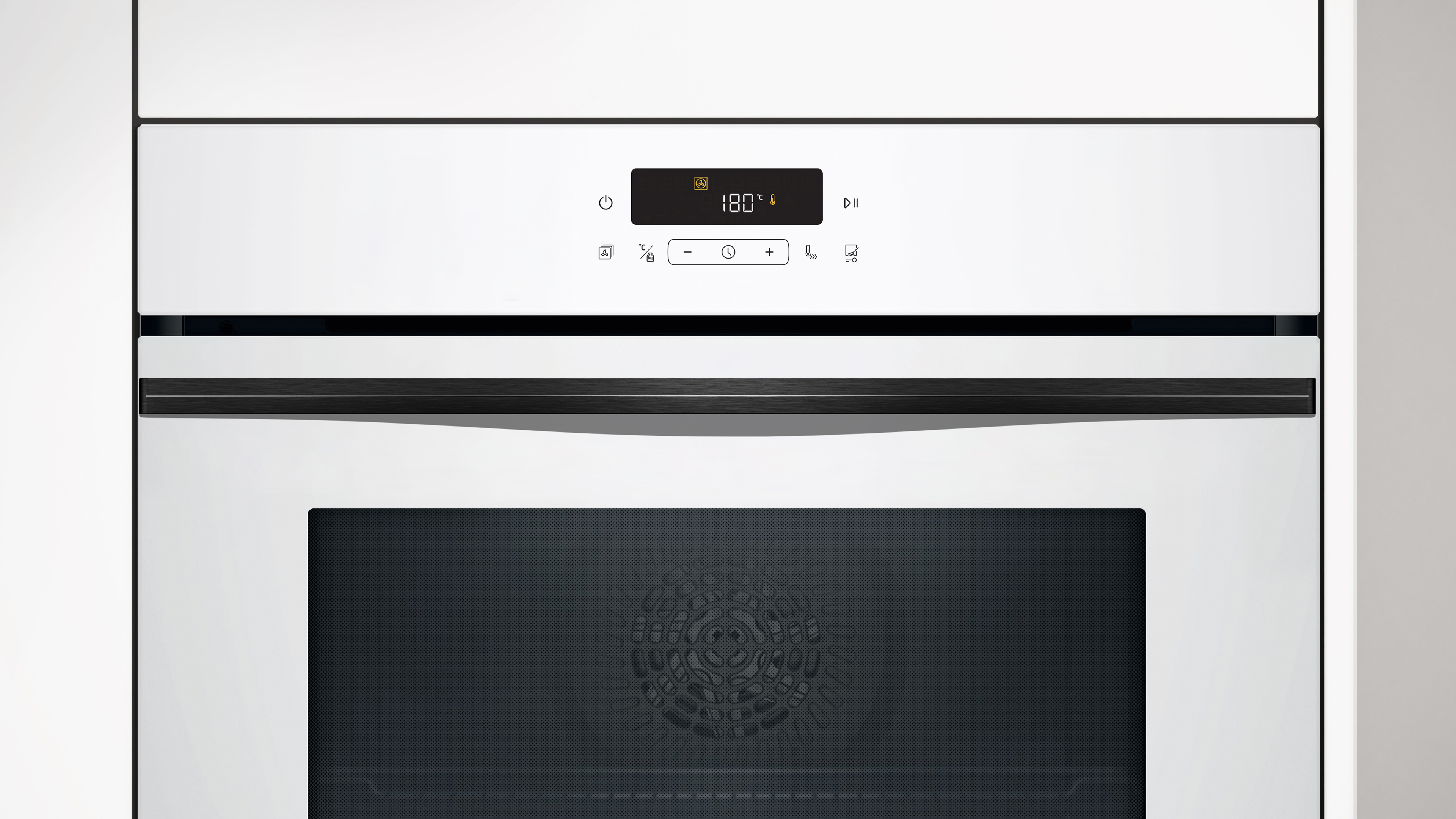 Horno blanco con asa negra y panel de control mostrando la temperatura. La puerta del horno es gris oscuro.