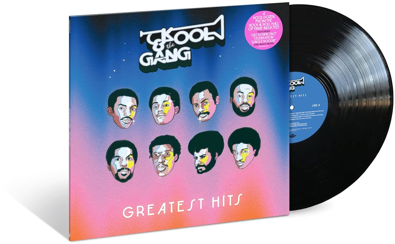A Kool & the Gang Greatest Hits című albumának borítója. A borítón a zenekar tagjainak arca látható. Jobbra egy bakelit lemez.