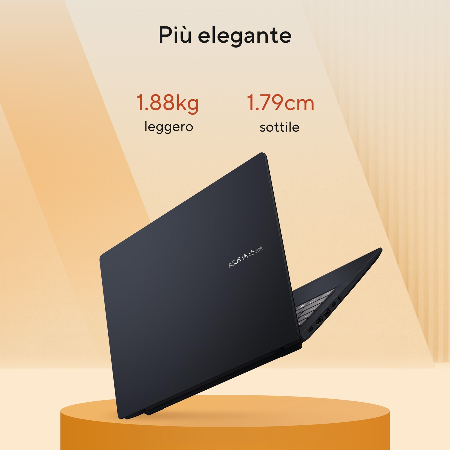 Un laptop ASUS Vivobook blu scuro su una piattaforma arancione. Il testo sopra indica che è leggero (1,88 kg) e sottile (1,79 cm).