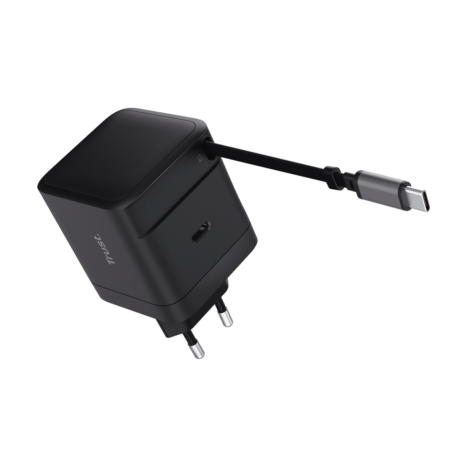 Un caricabatterie Trust nero con cavo USB-C. Il caricabatterie ha due spine. Lo sfondo è bianco.