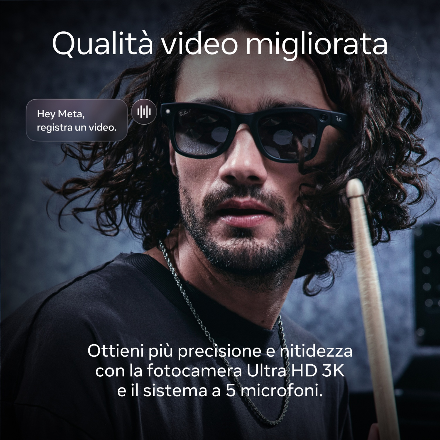 Uomo con occhiali da sole, tiene una bacchetta. Testo: 'Qualità video migliorata.' 'Hey Meta, registra un video.' Fotocamera Ultra HD 3K.