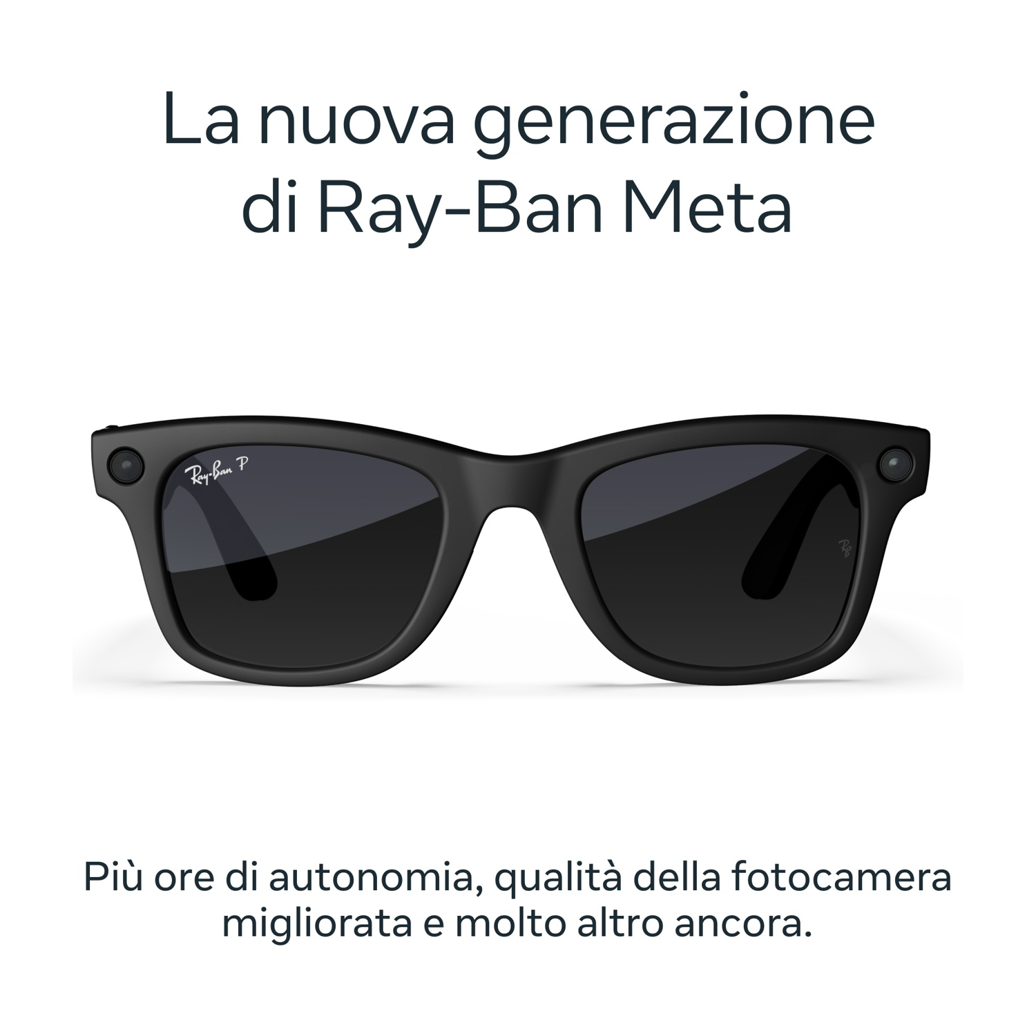 Occhiali intelligenti neri Ray-Ban Meta su sfondo bianco. Testo in italiano: nuova generazione, più autonomia, qualità fotocamera migliorata.