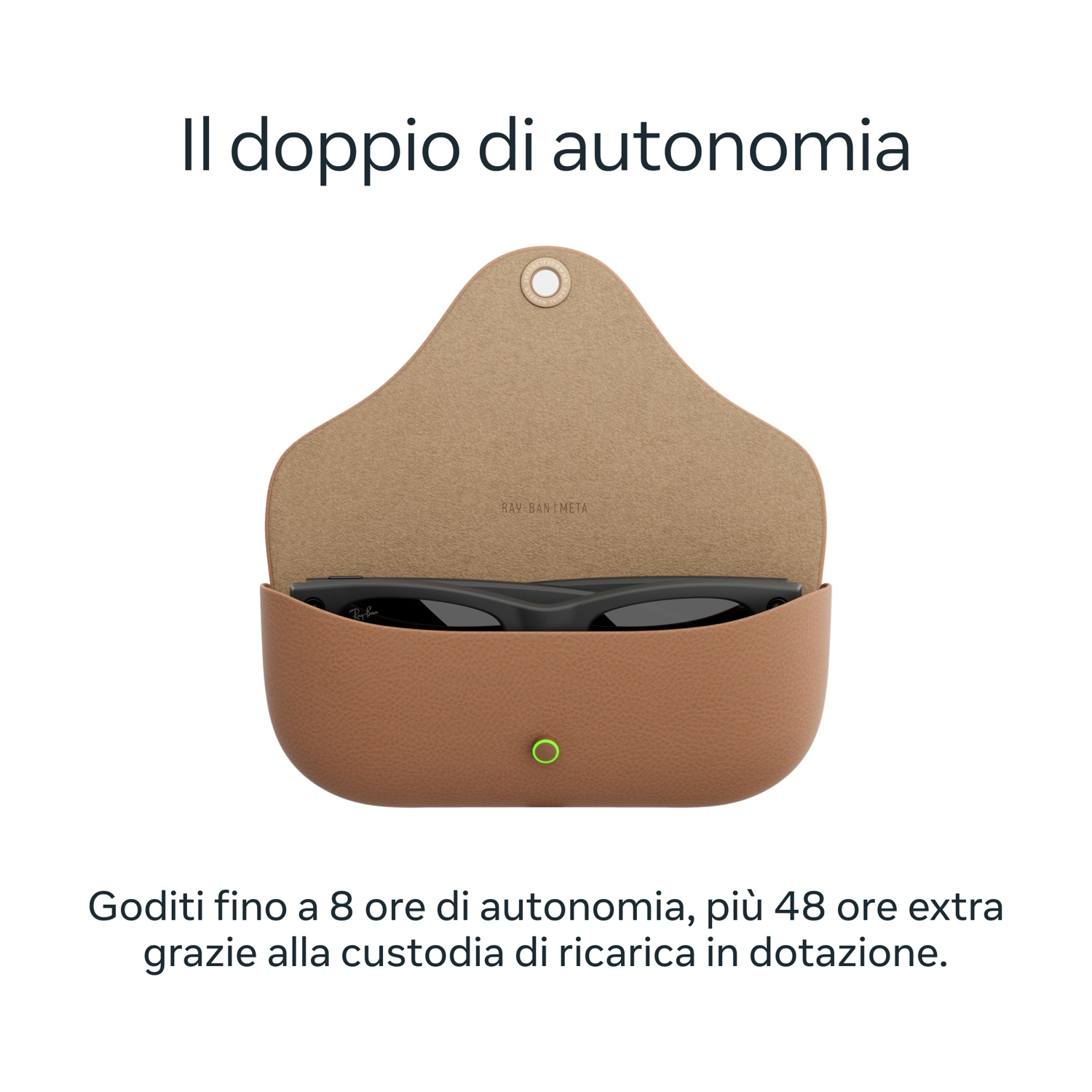 Una custodia Ray-Ban con occhiali da sole all'interno. Il testo sopra dice 'Il doppio di autonomia'. Sotto, il testo menziona 8 ore di batteria.