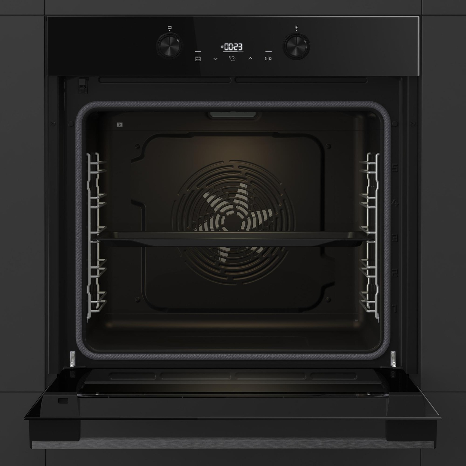 Un forno nero con la porta aperta. All'interno, una ventola e delle griglie sono visibili. I comandi e un display digitale sono in alto.