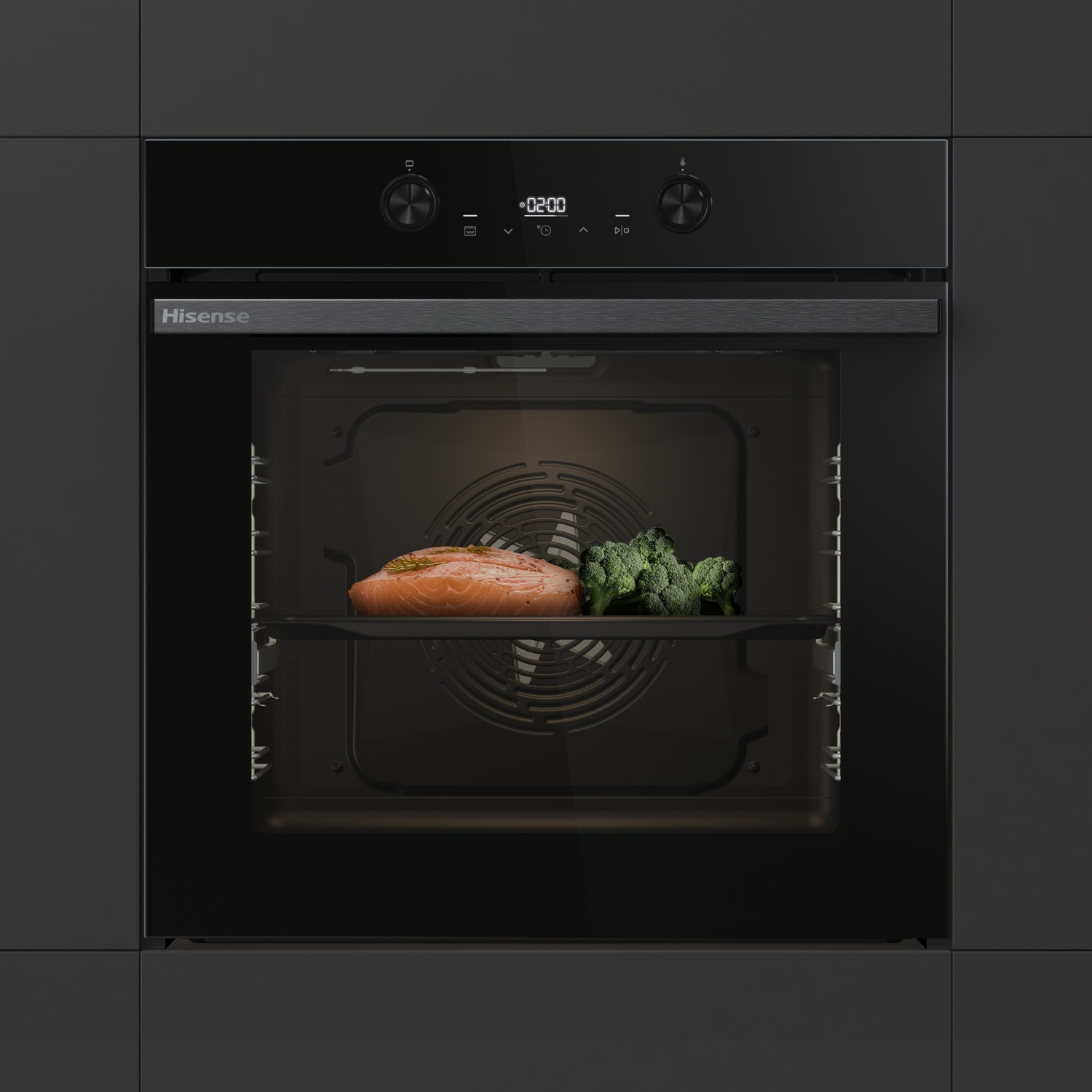 Un forno Hisense nero con salmone e broccoli all'interno. Lo sportello del forno è aperto e il timer mostra 02:00.