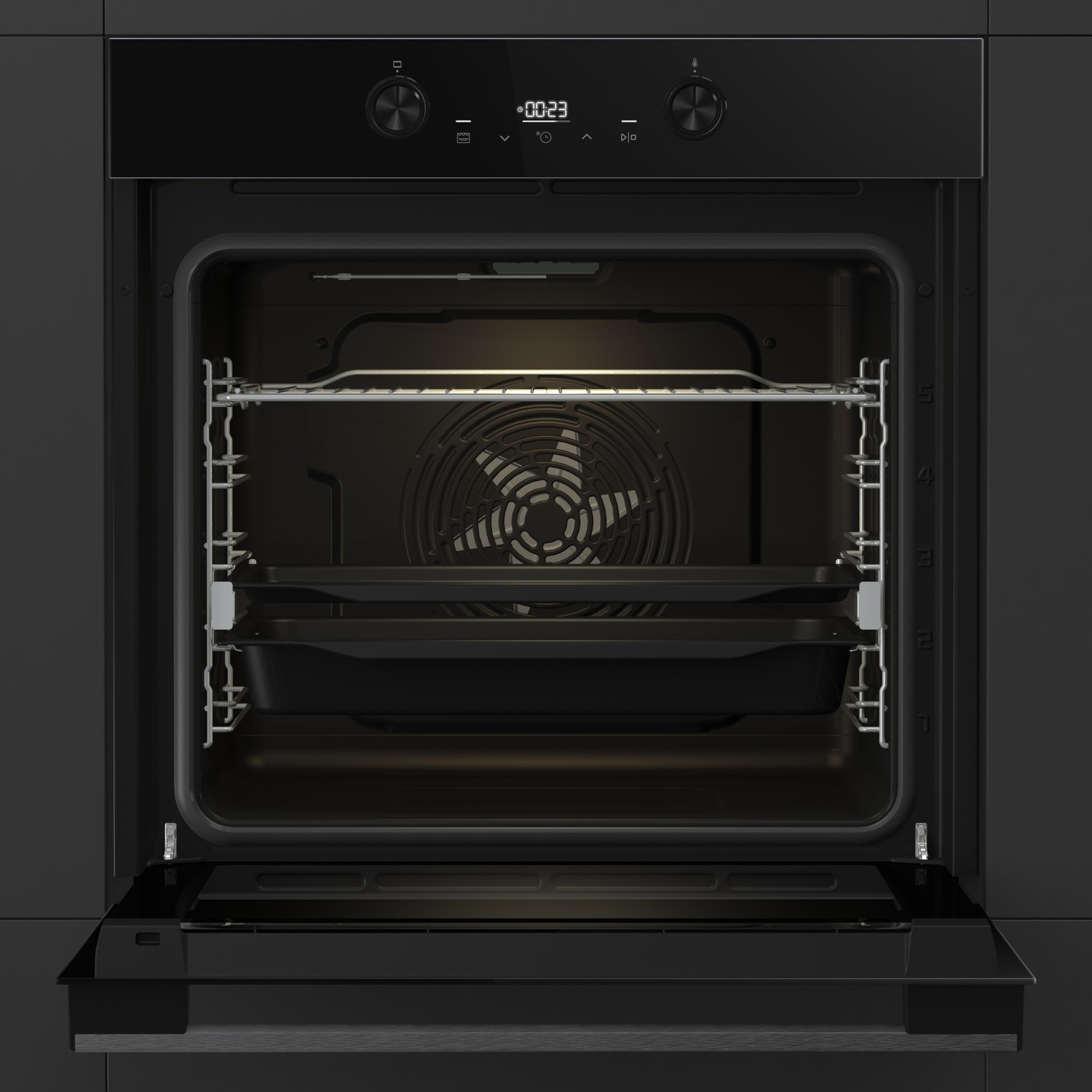 Forno nero aperto con griglie e ventola visibili. Il display digitale mostra l'ora. Esterno grigio scuro.