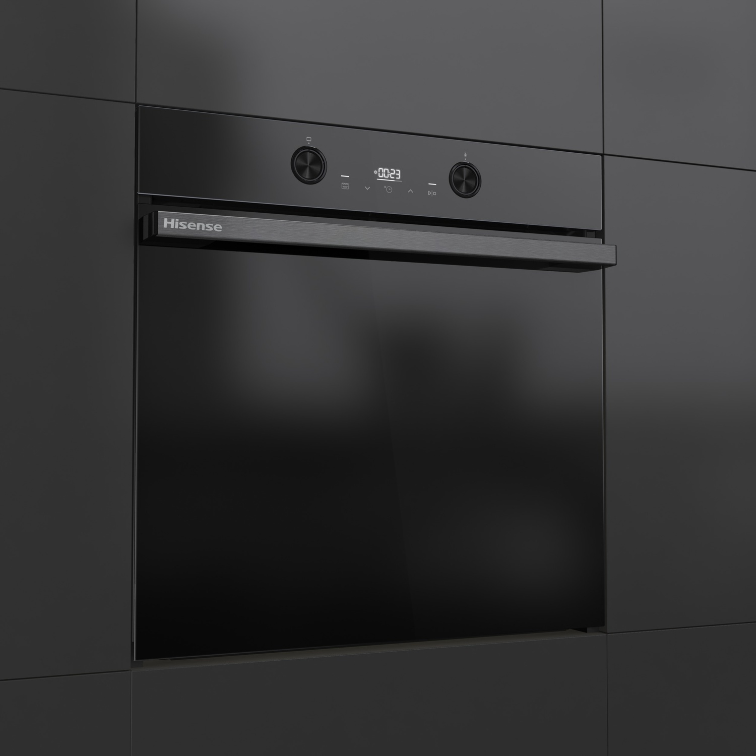 Un forno Hisense nero integrato in un mobile grigio scuro. Ha due manopole e un display digitale. La maniglia è in metallo spazzolato.