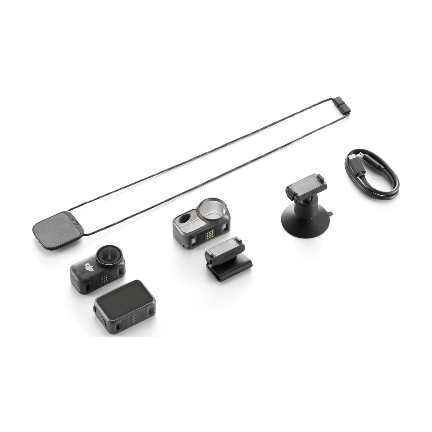 Diversi accessori per fotocamere neri sono disposti su una superficie bianca. Include fotocamere, un cinturino, un cavo di ricarica e supporti.