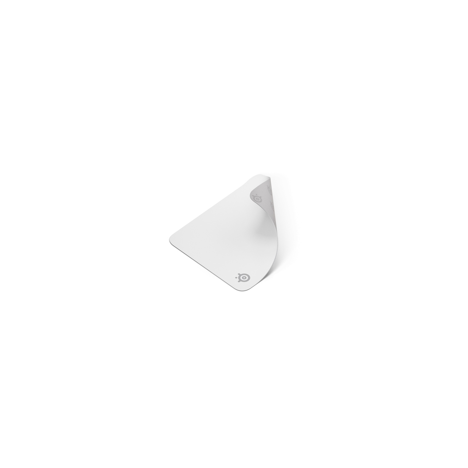 Een witte, driehoekige sticker met een gebogen rand, met een logo. De achtergrond is wit.