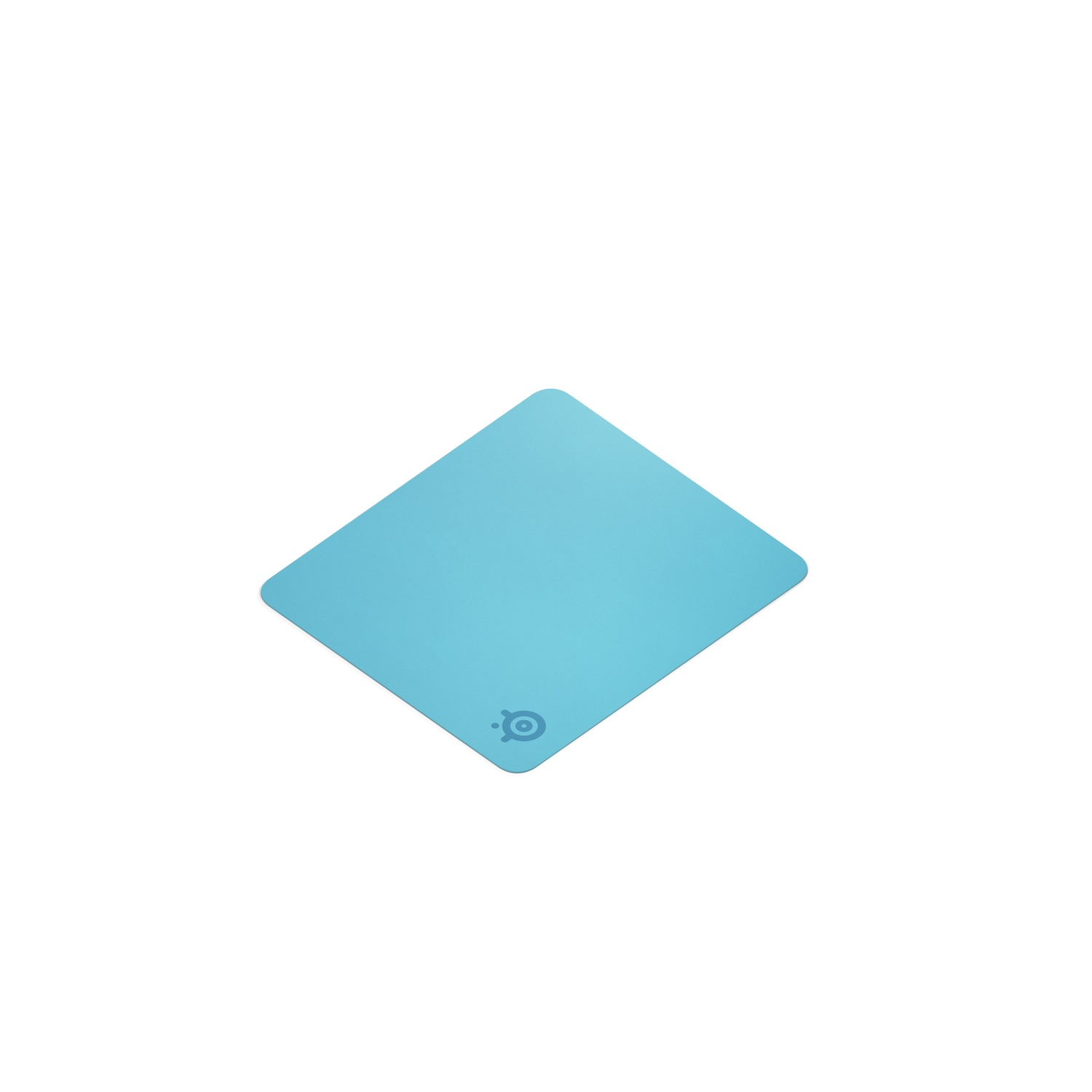 Un tapis de souris bleu clair en forme de losange avec un logo en bas à droite, sur fond blanc.