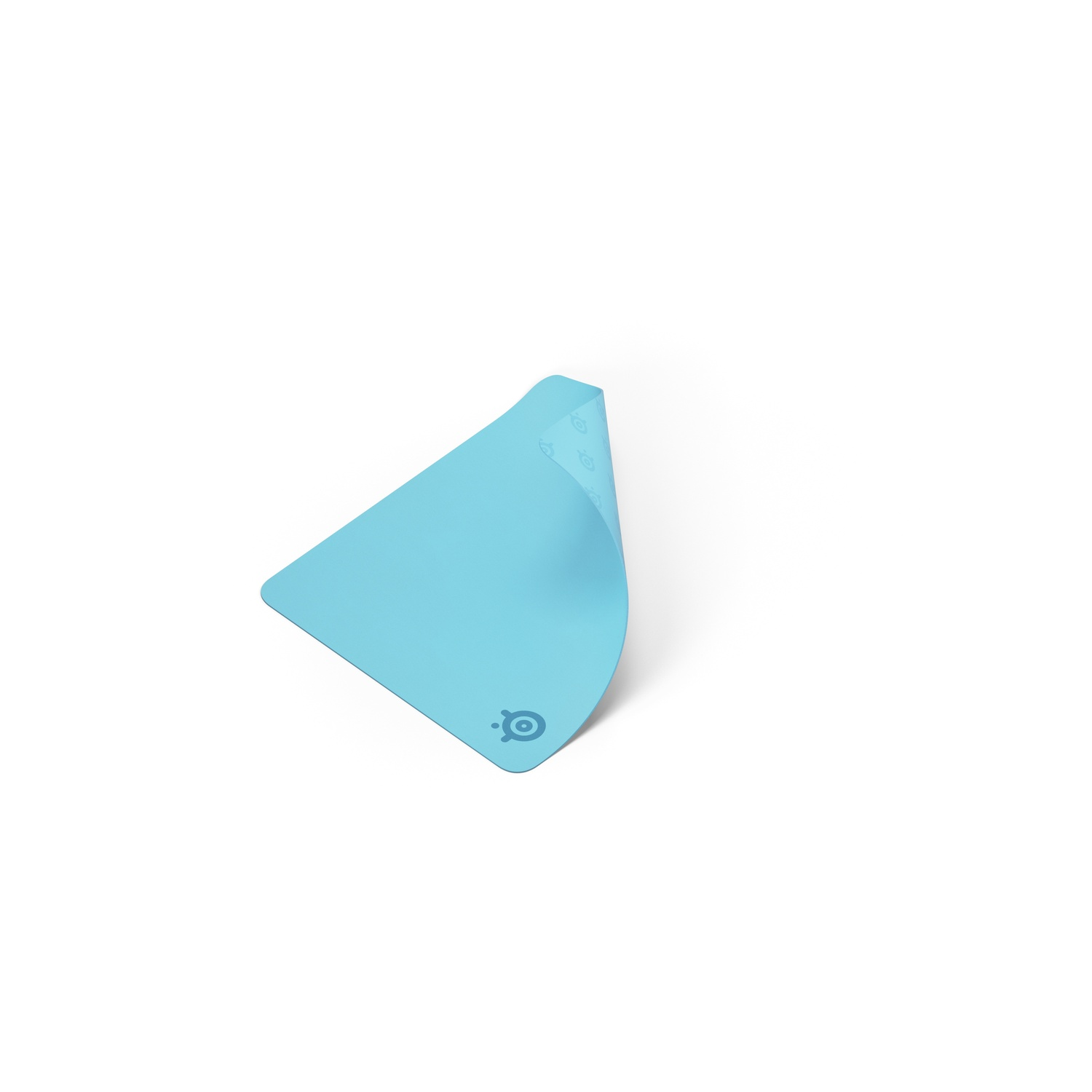Un tapis de souris triangulaire bleu clair avec un bord roulé. Le logo SteelSeries est visible en bas à droite, sur fond blanc.