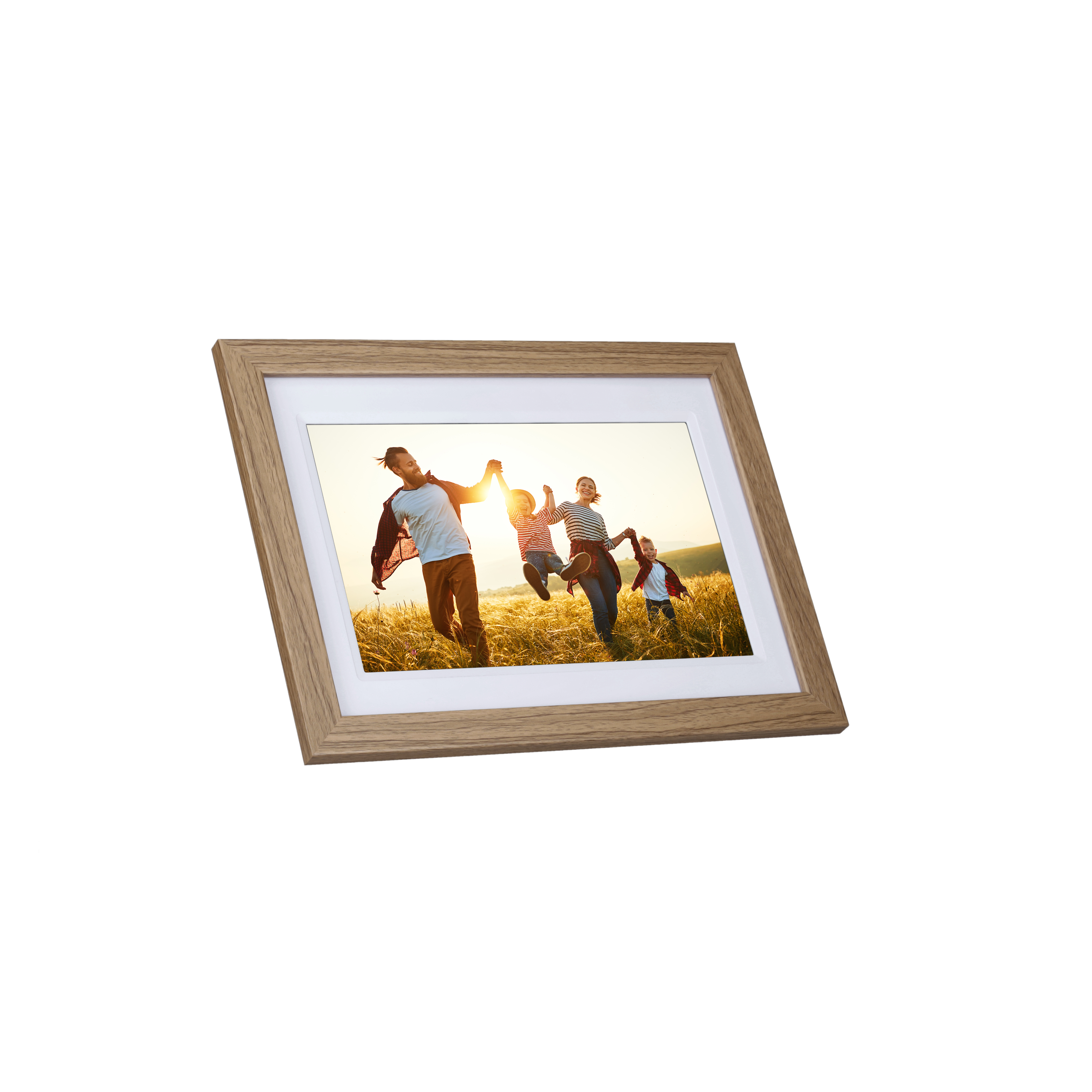 Ein gerahmtes Foto zeigt eine Familie, die auf einem Feld rennt. Der Rahmen ist aus Holz. Der Himmel ist hell.