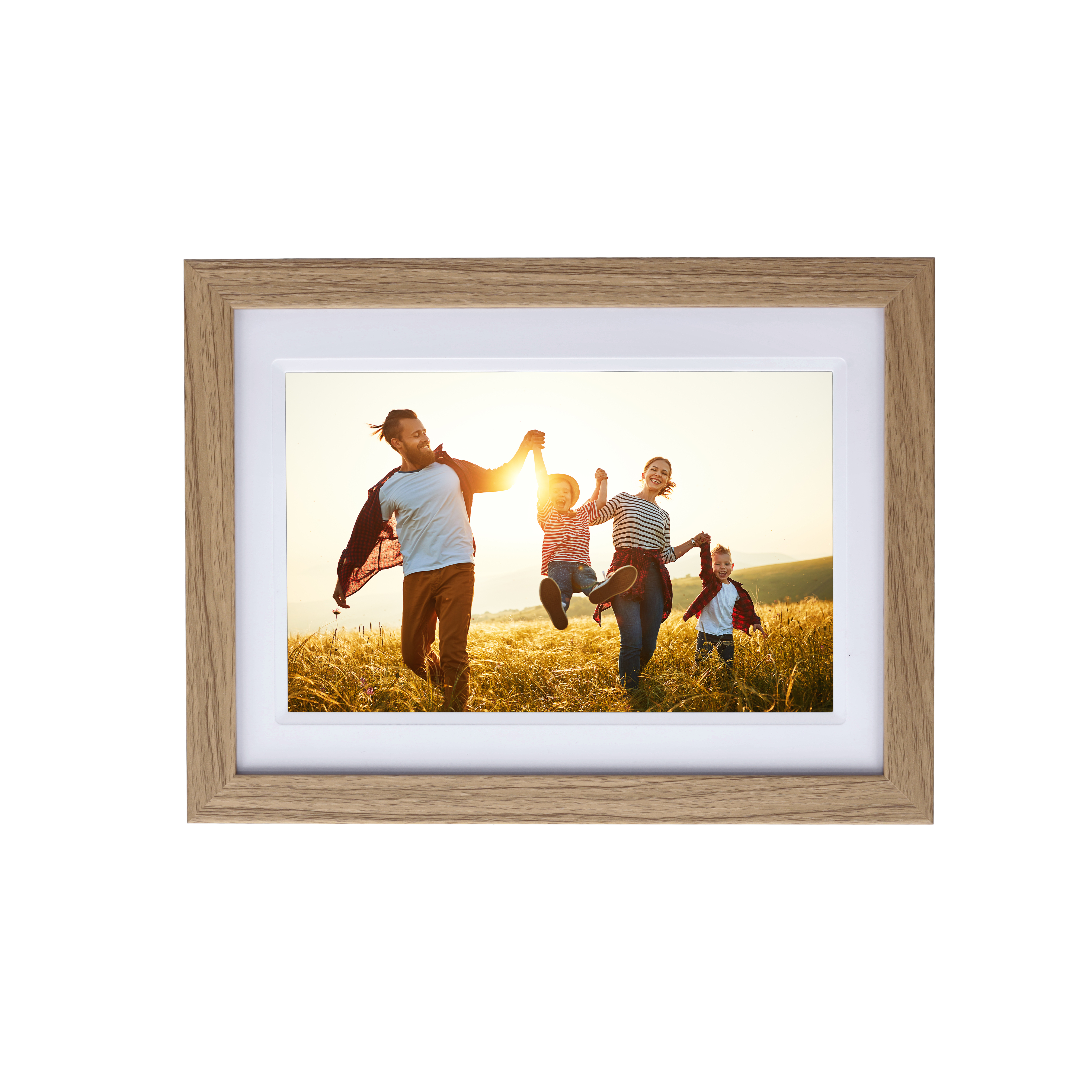 Familie, die bei Sonnenuntergang durch ein Feld rennt, Bild in einem Holzrahmen gerahmt.