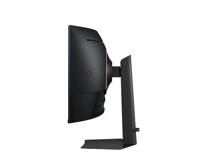 Fekete ívelt gaming monitor. Az oldalsó nézet a képernyőt és az állványt mutatja. RGB világítás látható a szélen.
