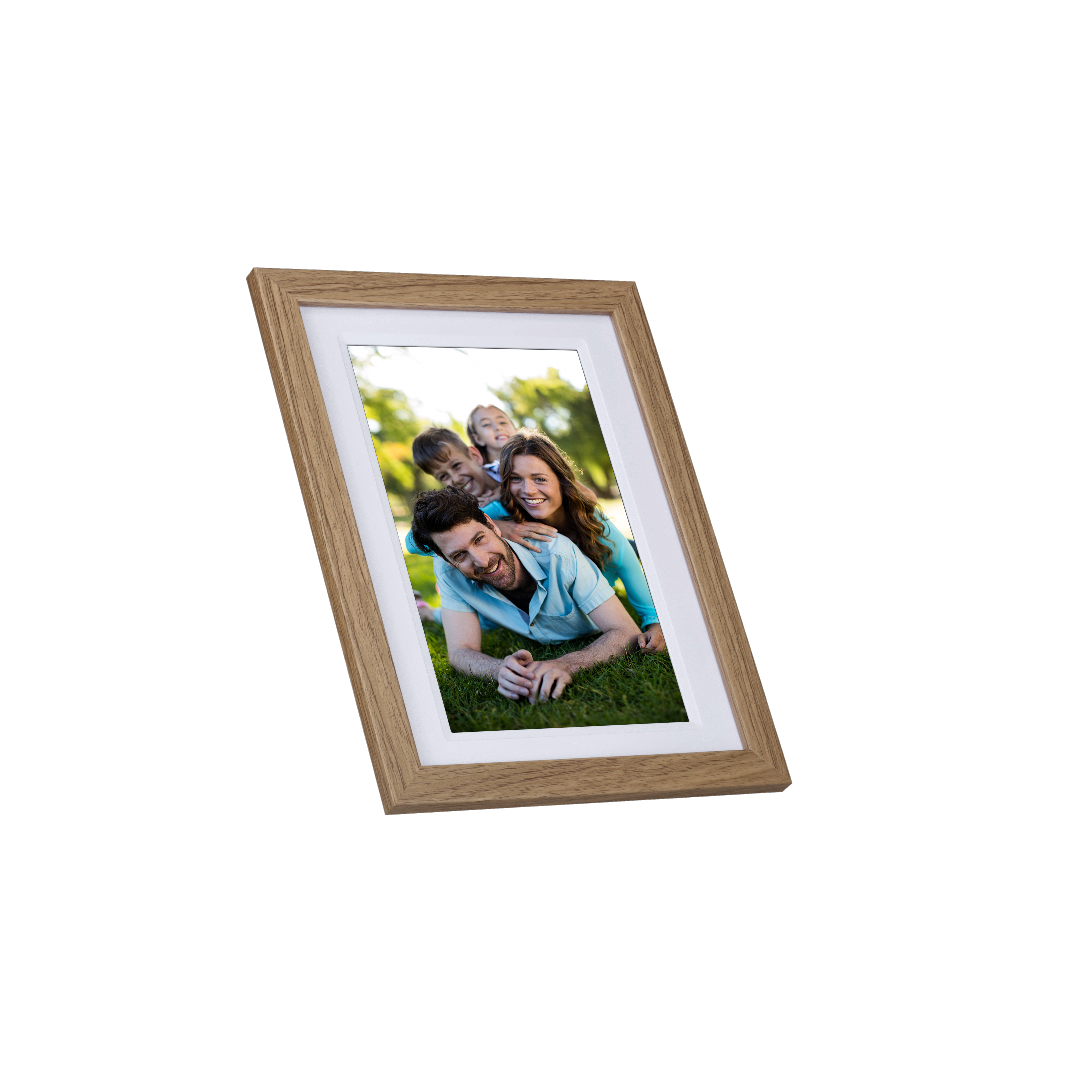 Fotorahmen mit einer Familie auf Gras. Holzrahmen. Mann, Frau und Kinder lächeln. Grünes Gras und Bäume im Hintergrund.