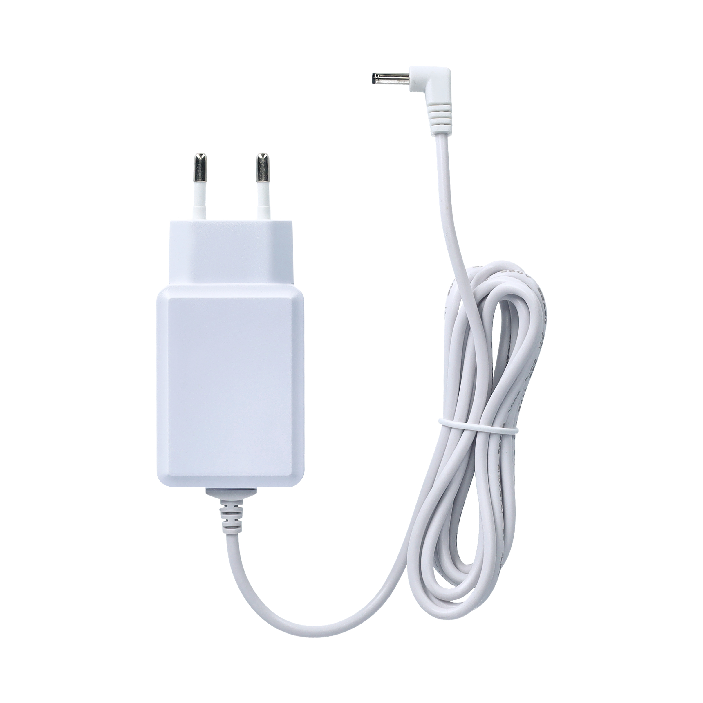 Ein weißes Netzteil auf weißem Hintergrund. Es hat einen Stecker, einen rechteckigen Körper und ein aufgewickeltes Kabel.
