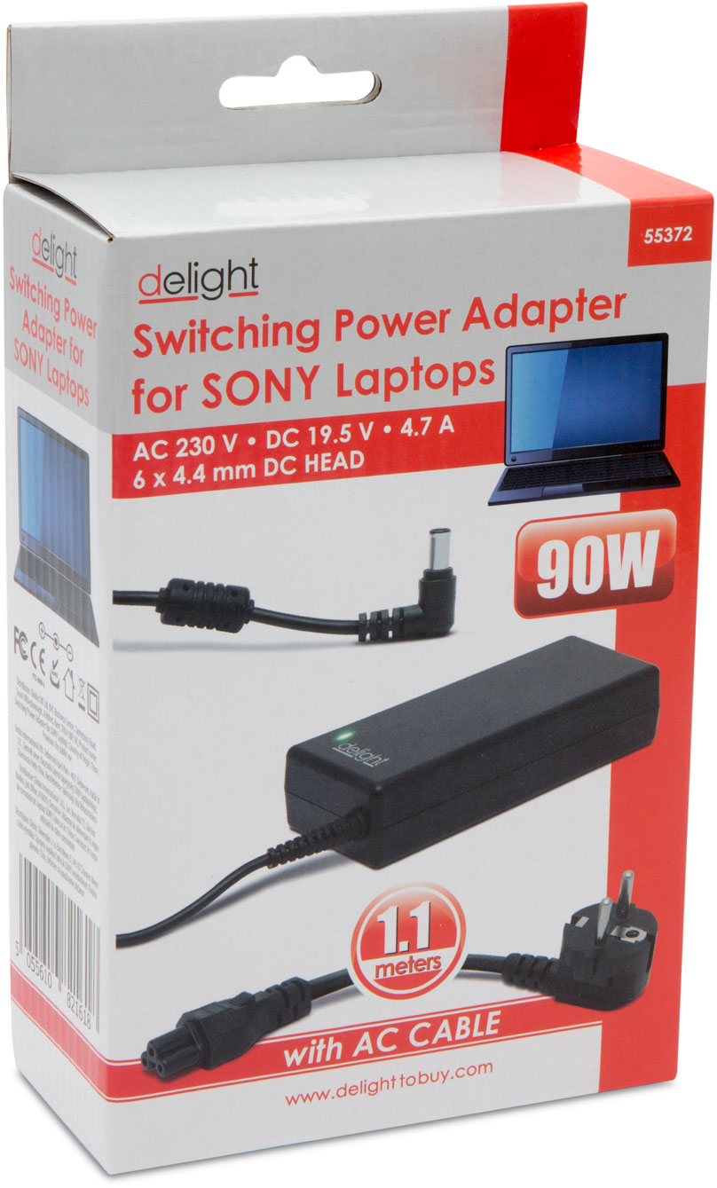 Egy doboz Sony laptopokhoz való hálózati adaptert mutat. Az adaptert, a váltóáramú kábelt és a specifikációkat mutatja: 230 V, 19,5 V, 4,7 A.
