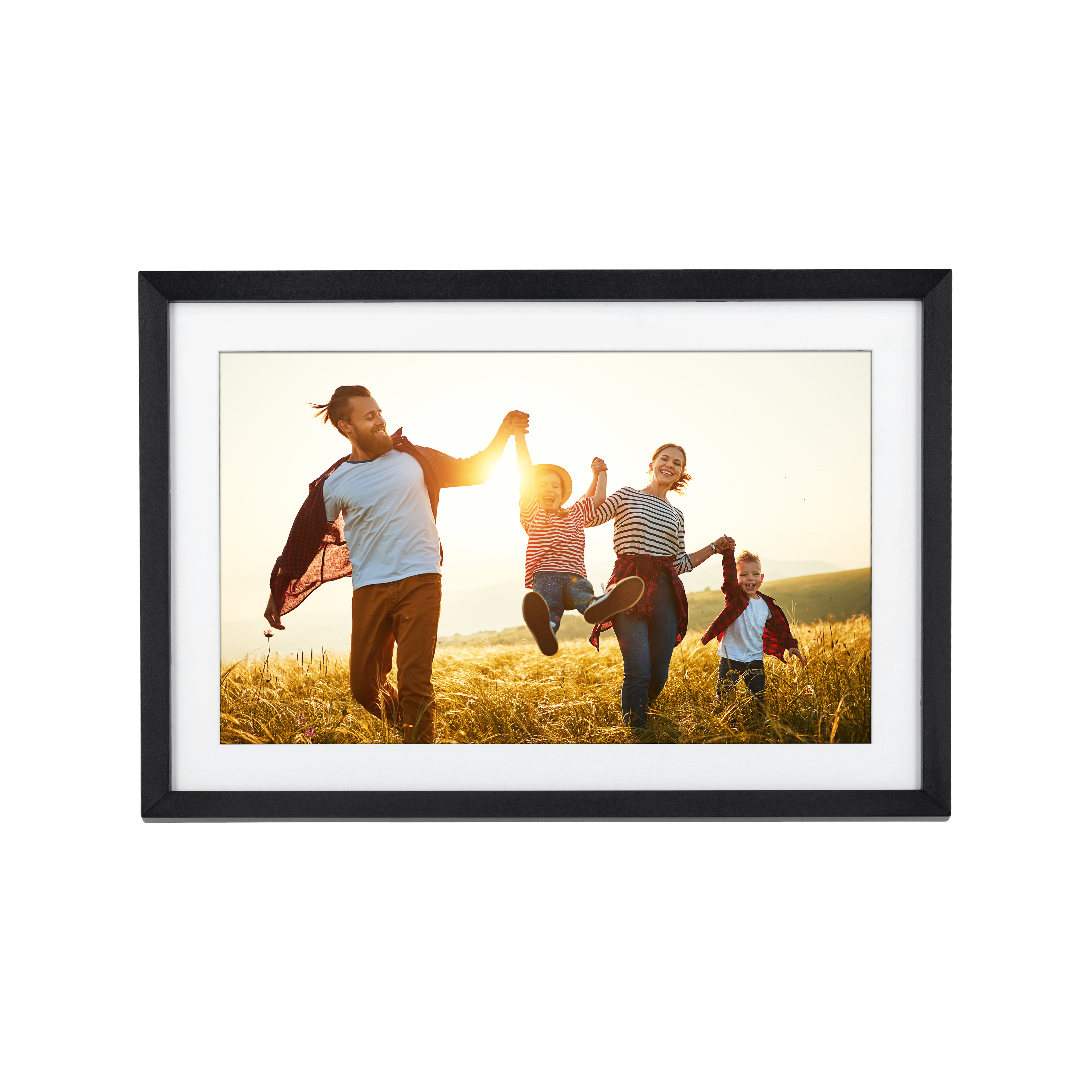 Familie in einem Fotorahmen. Eltern und Kinder halten Händchen und rennen durch ein Feld. Die Sonne geht im Hintergrund unter.
