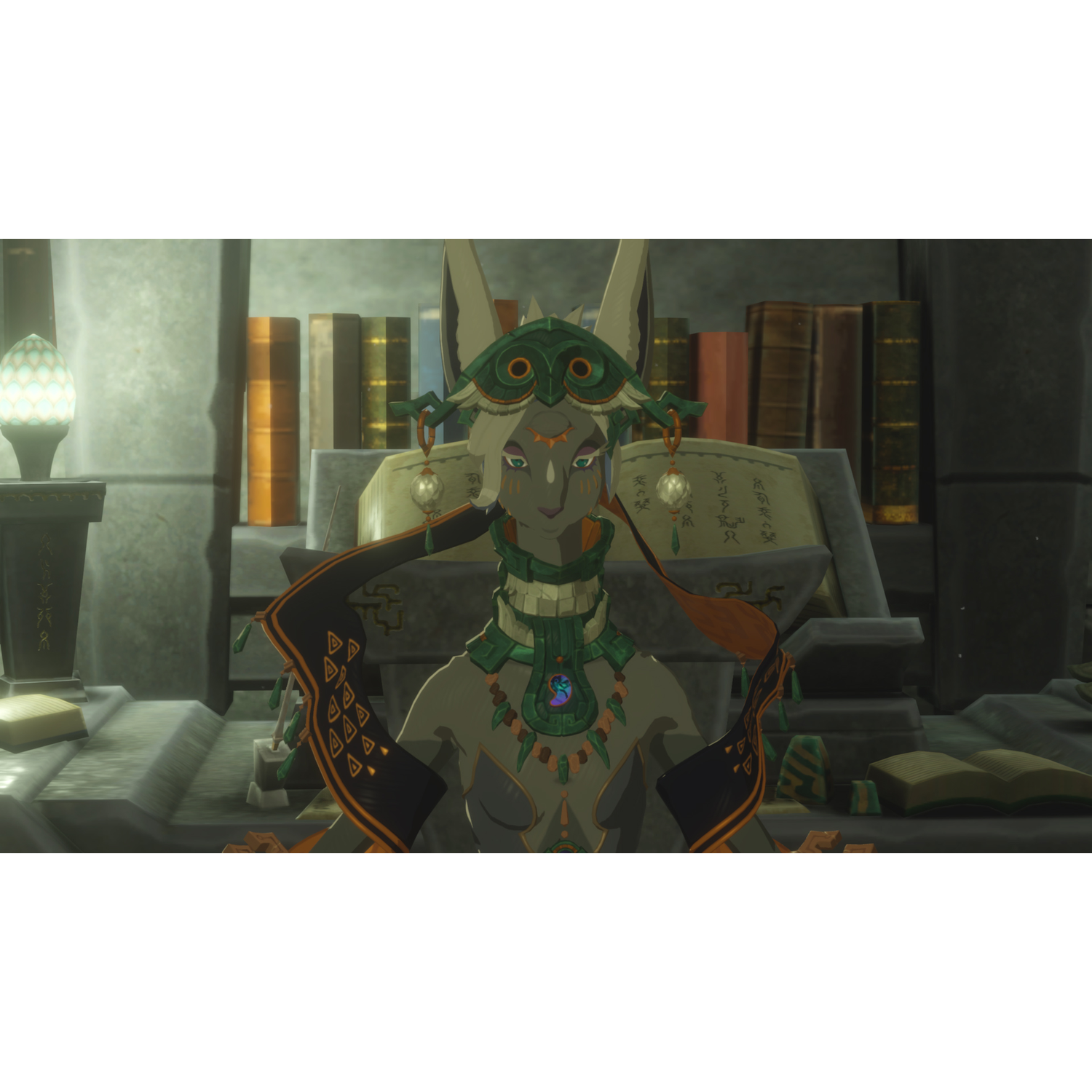 Een personage met dierlijke kenmerken, versierd met groene en gouden sieraden, staat in een bibliotheek. Boekenkasten en oude teksten op de achtergrond.