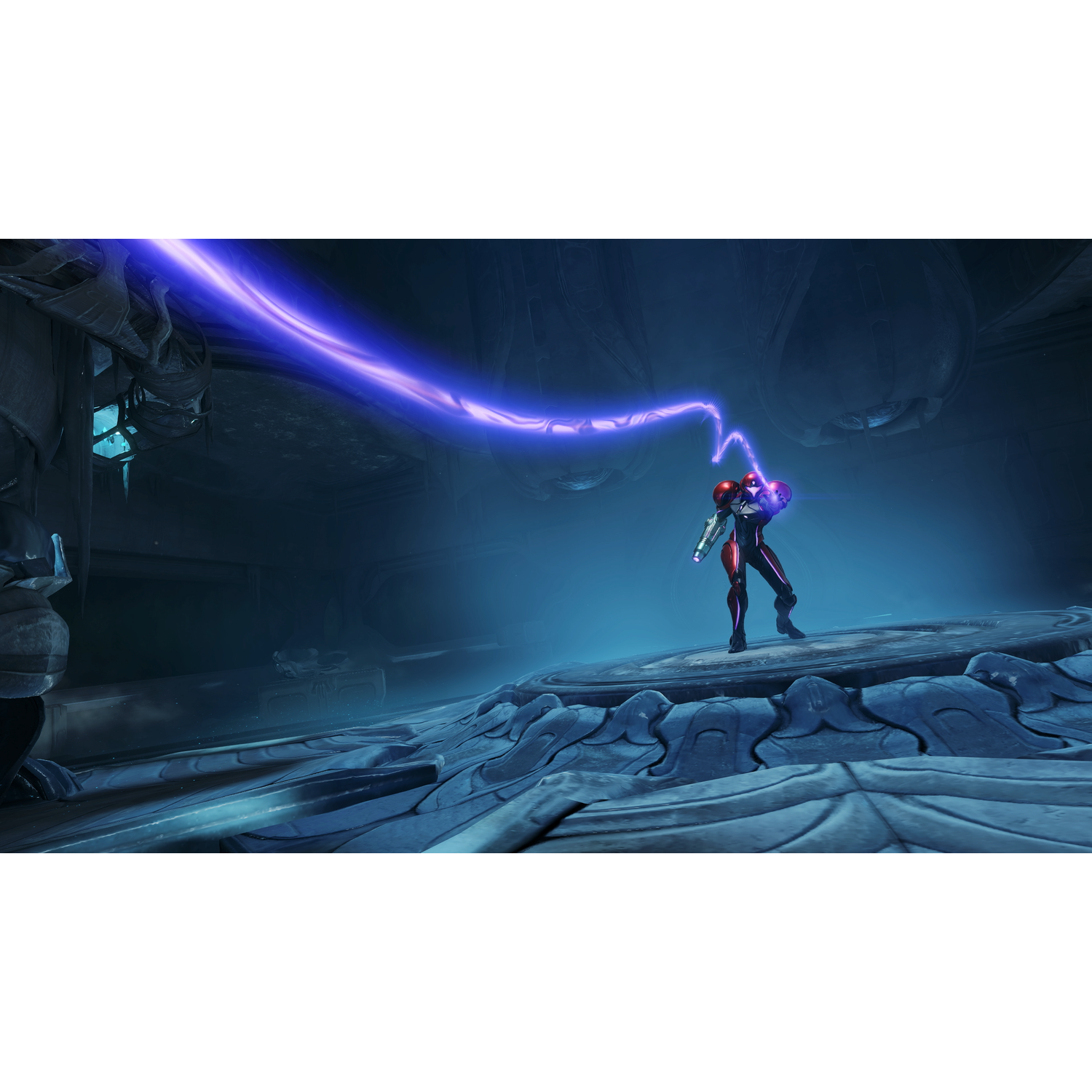 Une silhouette en costume rouge et noir est sur une plateforme. Un faisceau d'énergie violet traverse un espace sombre et caverneux.