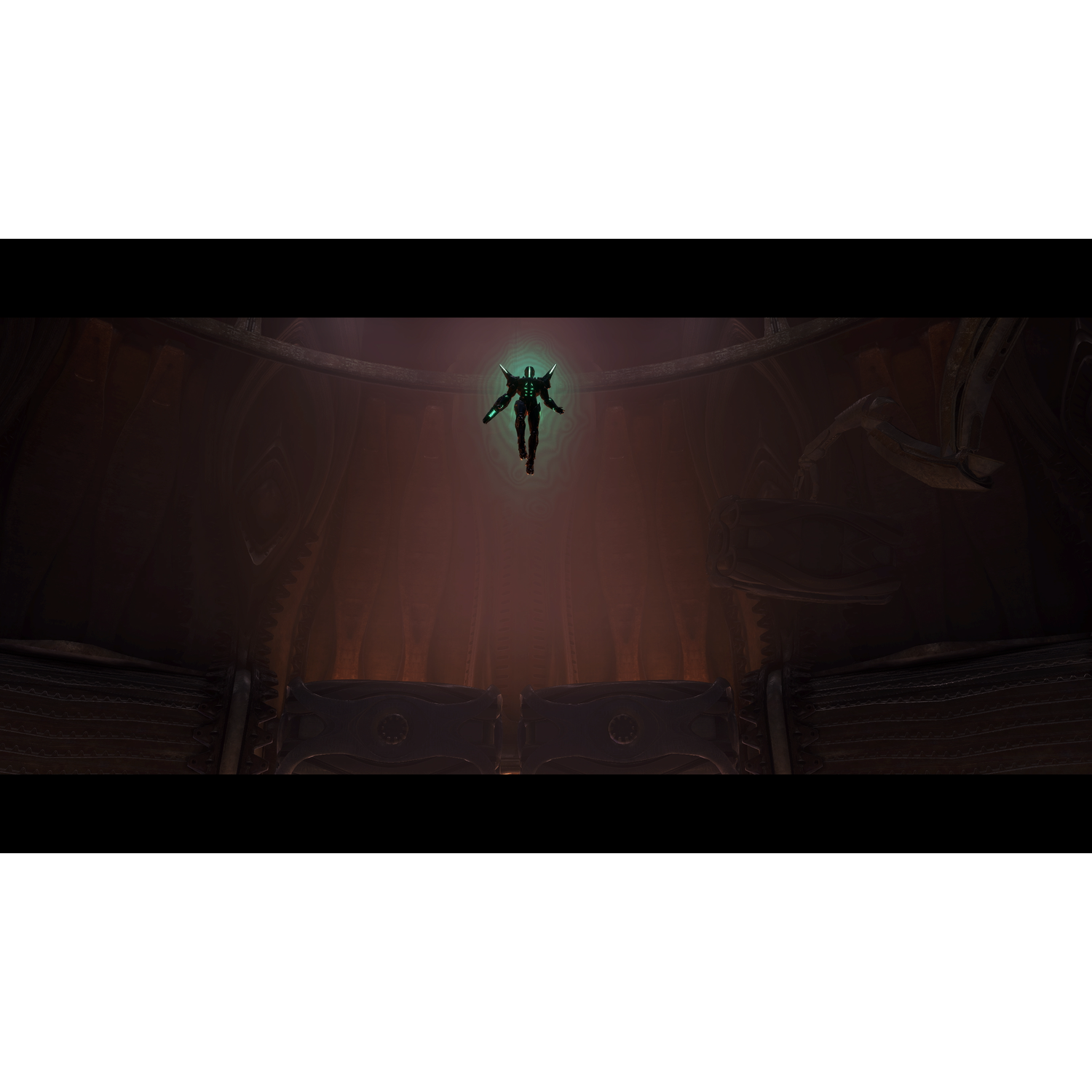 Une silhouette en costume sombre avec des accents verts flotte dans une chambre faiblement éclairée. Le fond montre une architecture et une structure complexes.