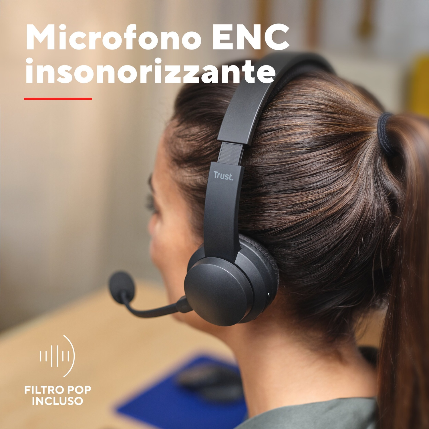 Donna con cuffie nere con microfono. Le cuffie hanno un logo Trust. Testo in italiano: 'Microfono ENC insonorizzante'.