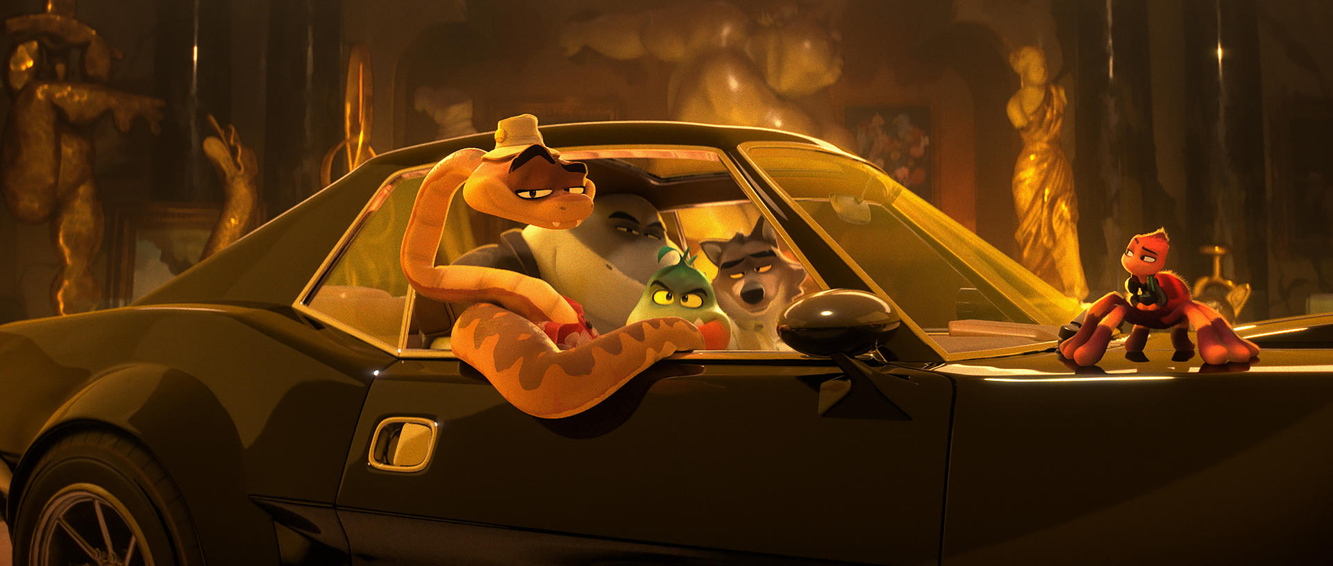 Animierte Szene: anthropomorphe Charaktere in einem Auto. Schlange, Hai, Wolf und eine kleine Spinne. Goldstatuen und Gemälde im Hintergrund.