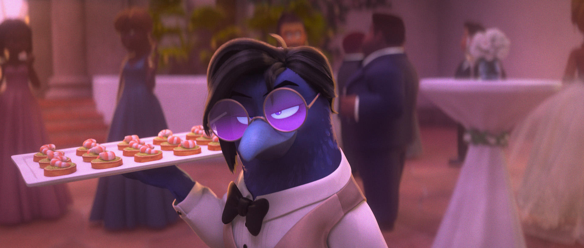 Ein Vogel-Kellner mit Brille hält ein Tablett mit Vorspeisen auf einer Party. Gäste in formeller Kleidung und ein Tisch mit Blumen sind im Hintergrund.