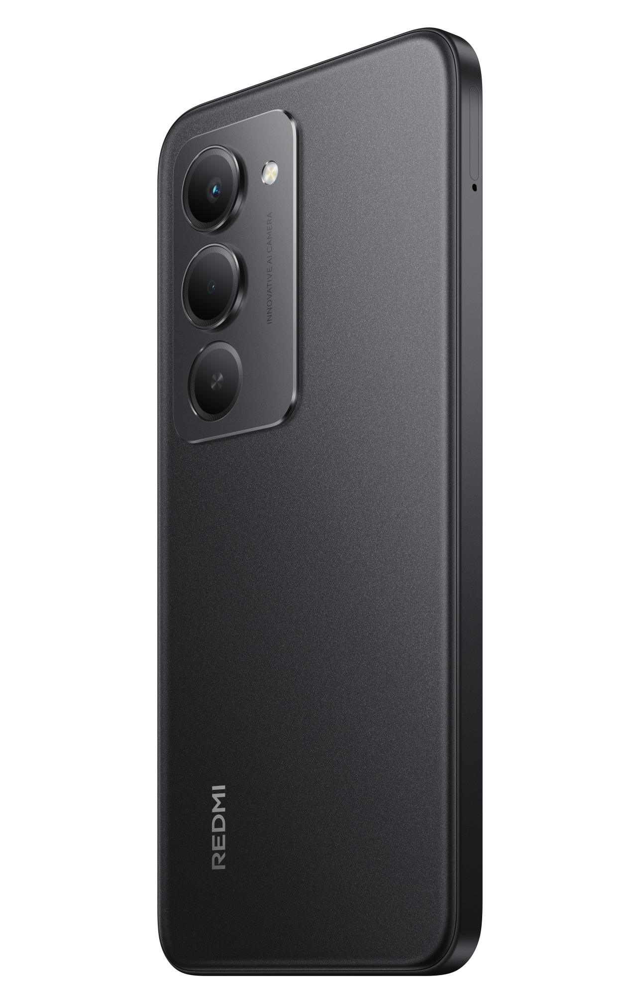 Czarny telefon Redmi z trzema aparatami, czarne tło. Telefon jest ustawiony pod kątem, pokazując aparat i bok.