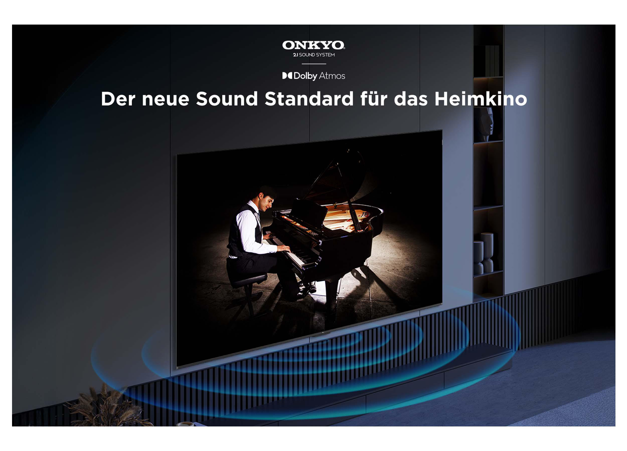 Mann spielt Klavier auf TV. Onkyo-Logo und Dolby Atmos sichtbar. Dunkler Raum mit elegantem Design.