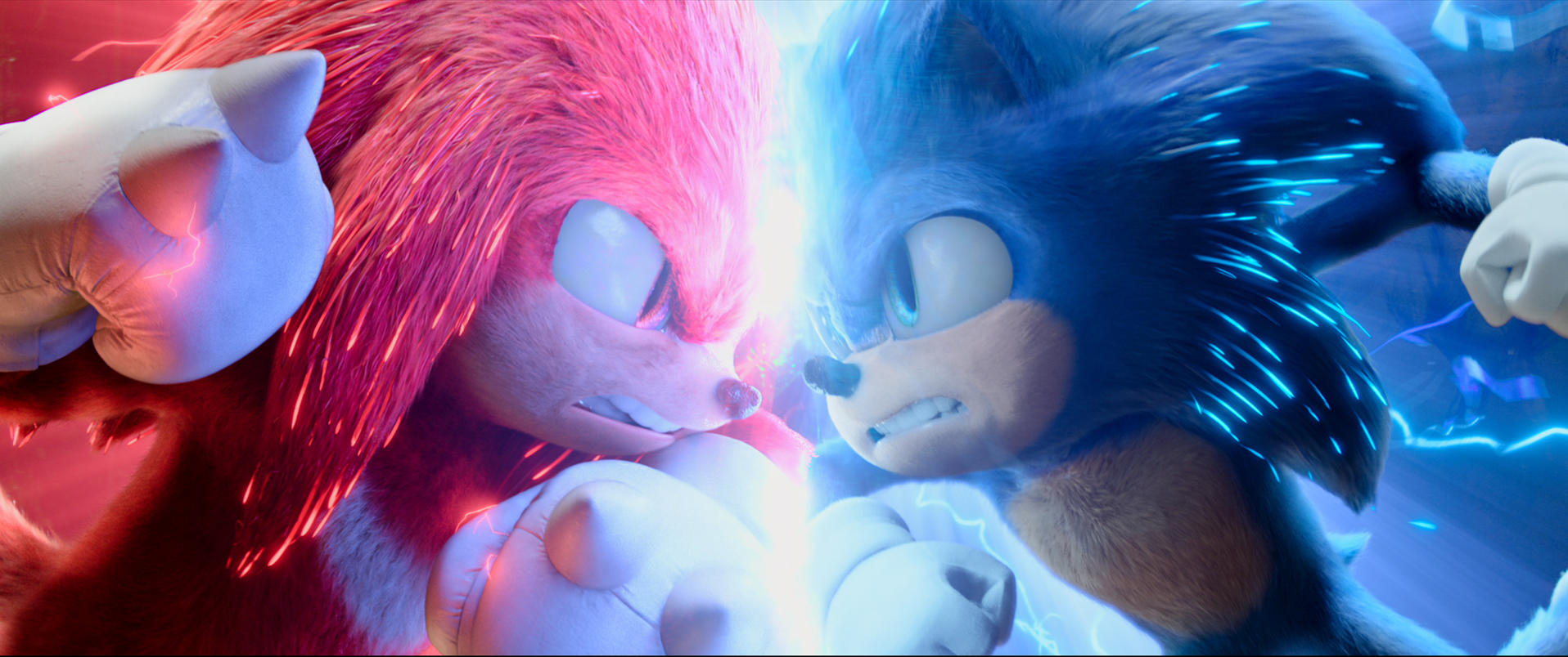 Sonic und Knuckles stehen sich gegenüber, elektrische Energie umgibt sie. Sonic ist blau, Knuckles ist rot. Beide sind in Kampfhaltung.