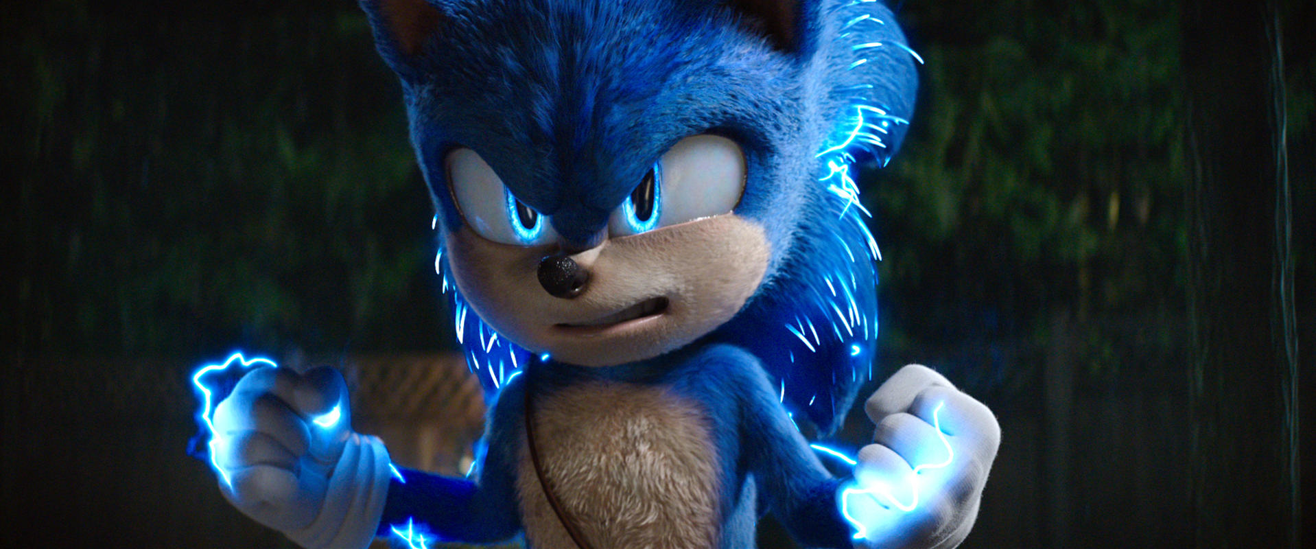 Sonic the Hedgehog mit leuchtender blauer Energie. Er ballt die Fäuste und hat blaue Energieblitze um sich herum.