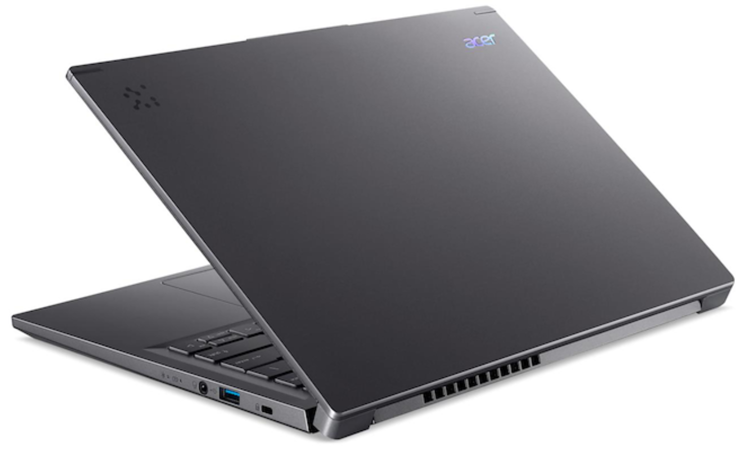Un portátil Acer gris oscuro está ligeramente abierto. El logotipo de Acer es visible en la parte superior. El teclado y los puertos son visibles en la parte inferior.
