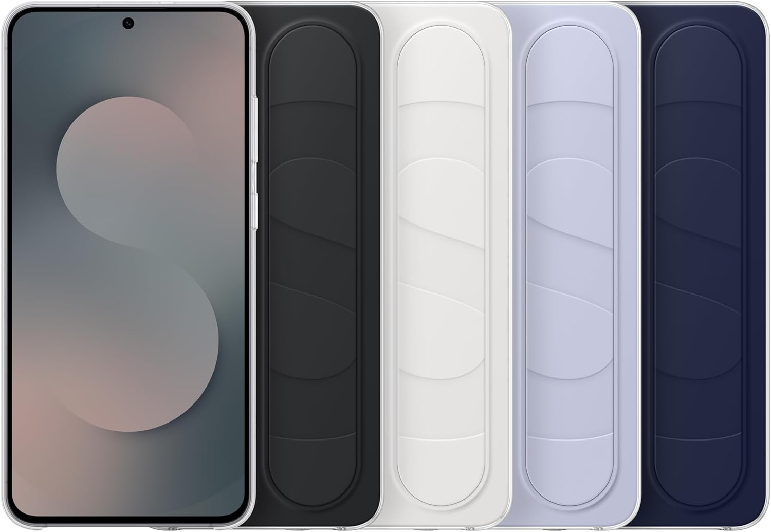 Ein Smartphone links mit einer transparenten Hülle und mehrere Telefonhalterungen in verschiedenen Farben rechts: schwarz, weiß, hellblau und marineblau.
