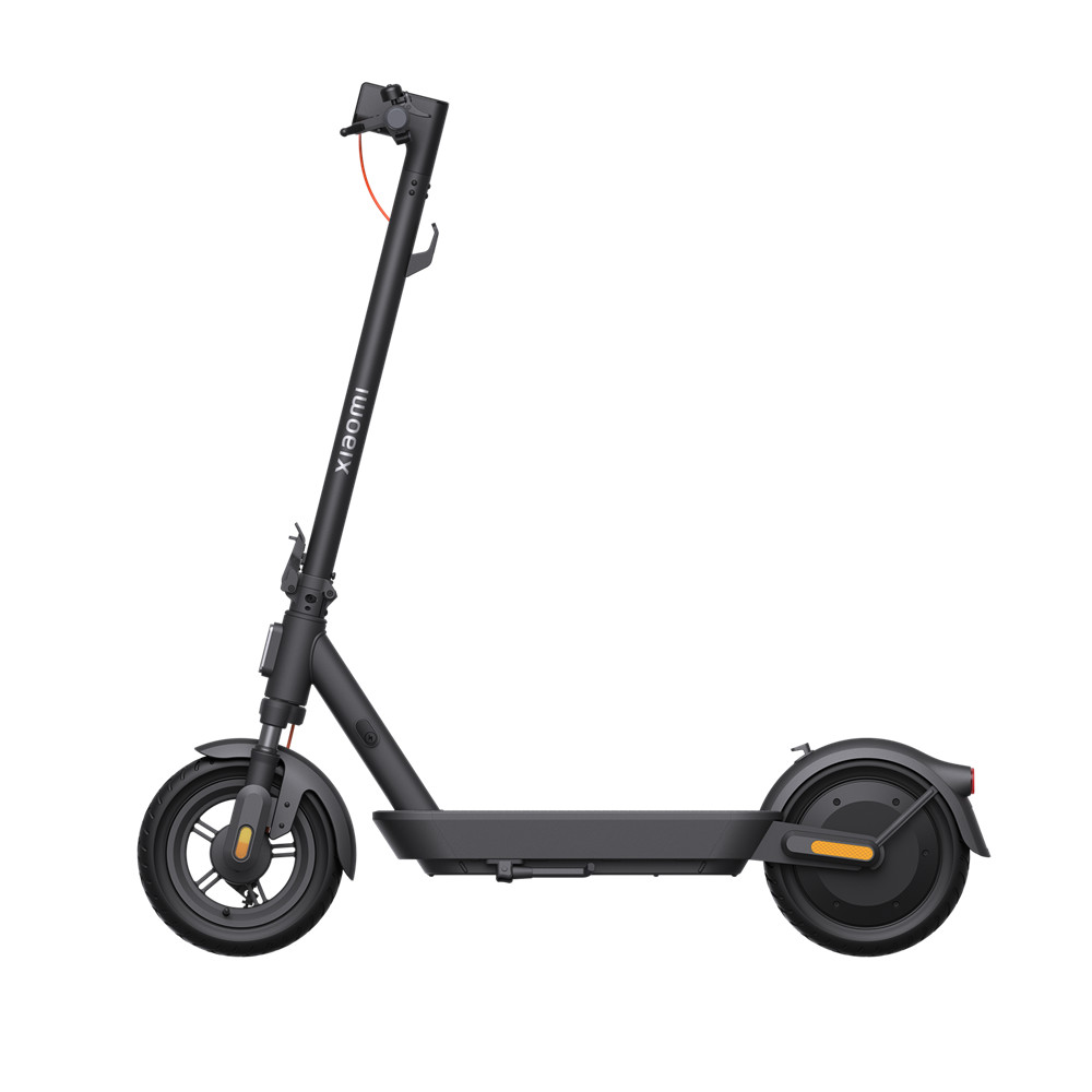 Egy fekete Xiaomi elektromos roller fehér háttér előtt. Két kereke, kormányrudja és platformja van.