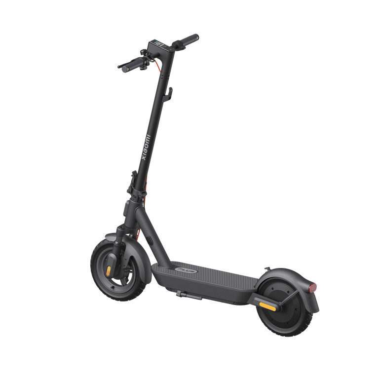Egy fekete Xiaomi elektromos roller fehér háttéren. Van kormánya, deszkája és két kereke. A roller szögben áll.