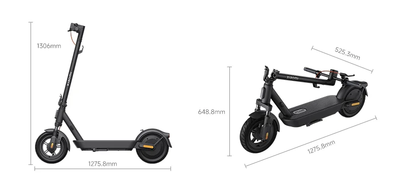 Két fekete elektromos roller méretekkel. Az egyik áll, a másik össze van hajtva. Mindkettőn Xiaomi logó látható.
