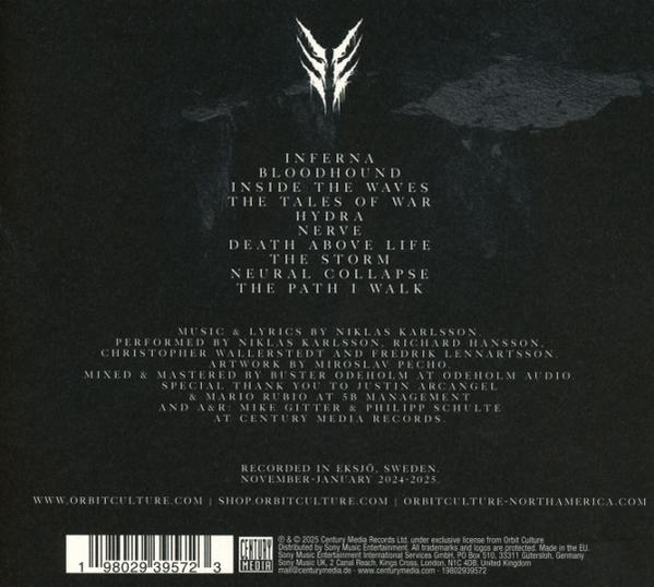 Albumcover mit dunklem Hintergrund, Bandlogo, Titelliste und Credits. Albumtitel und Bandname stehen oben.