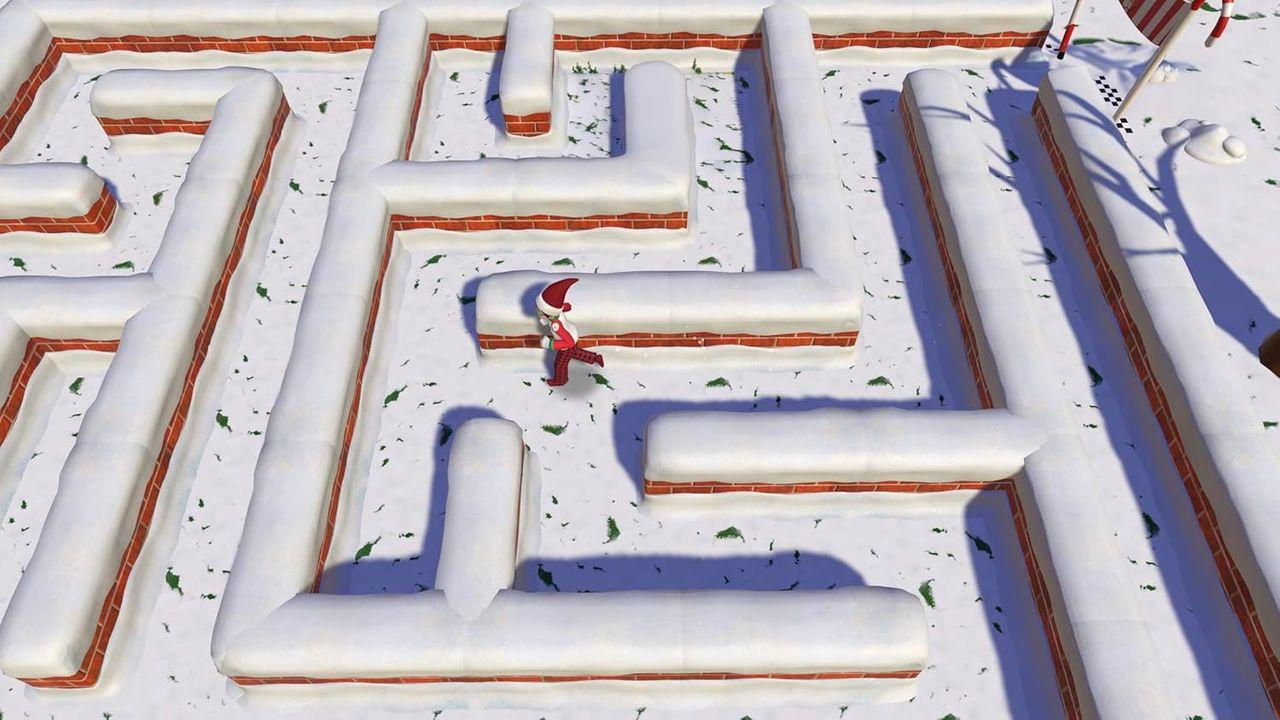 Eine Person in einem Weihnachtsmannkostüm rennt durch ein schneebedecktes Labyrinth. Rote Ziegelmauern und schneebedeckte Wege. Eine Zielflagge ist sichtbar.