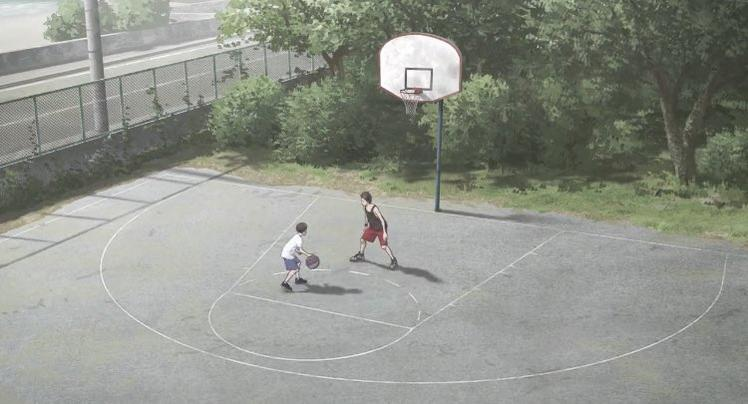 Zwei Jungen spielen Basketball auf einem Platz. Einer dribbelt einen Ball. Ein Korb ist über ihnen. Bäume und Zaun im Hintergrund.