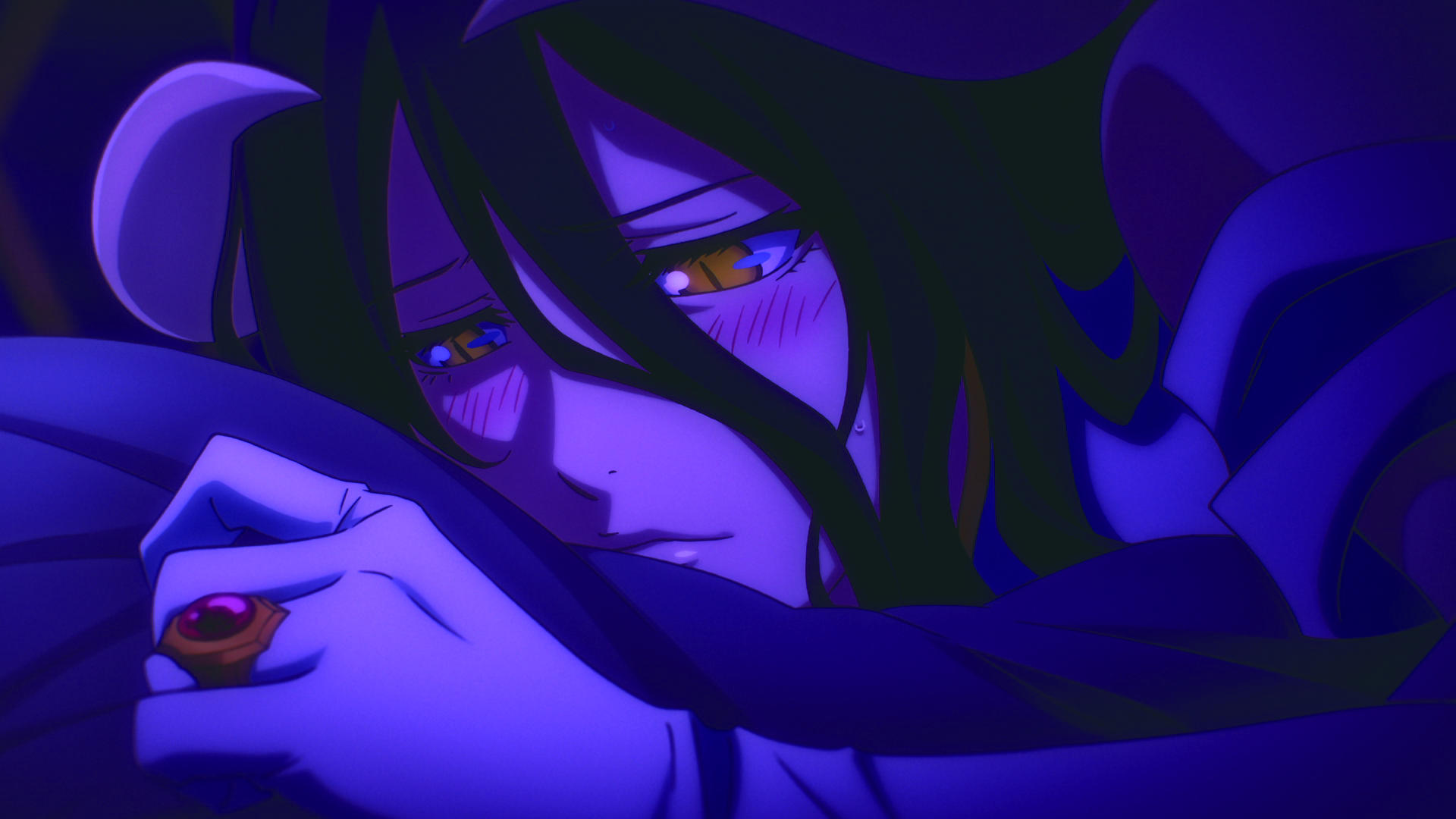Anime-Figur mit grünen Haaren, gelben Augen und geröteten Wangen. Eine Hand mit Ring ist sichtbar. Die Szene ist dunkel mit blauem Farbton.