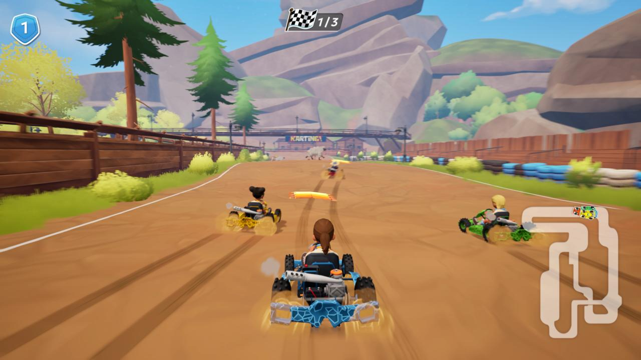 Ein Kart-Rennspiel mit drei Karts, die auf einer Strecke fahren. Die Strecke ist braun, und der Hintergrund umfasst Berge und Bäume.