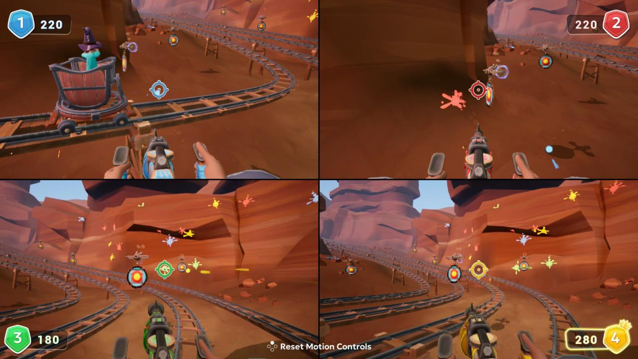 Ein geteiltes Bildschirm-Videospiel mit Spielern auf Loren, die auf Ziele schießen. Der Hintergrund zeigt eine Wüstenlandschaft.