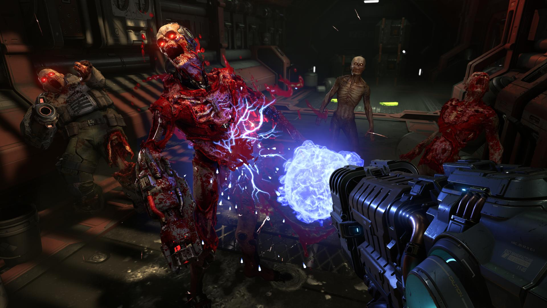 Eine Ego-Shooter-Szene mit zombieartigen Kreaturen. Die Waffe des Spielers ist im Vordergrund. Ein blauer Energieball ist im Zentrum.