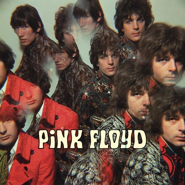 Pink Floyd Bandporträt. Mehrere Bilder von Bandmitgliedern in psychedelischer Kleidung. Bandname in großer Schrift unten.