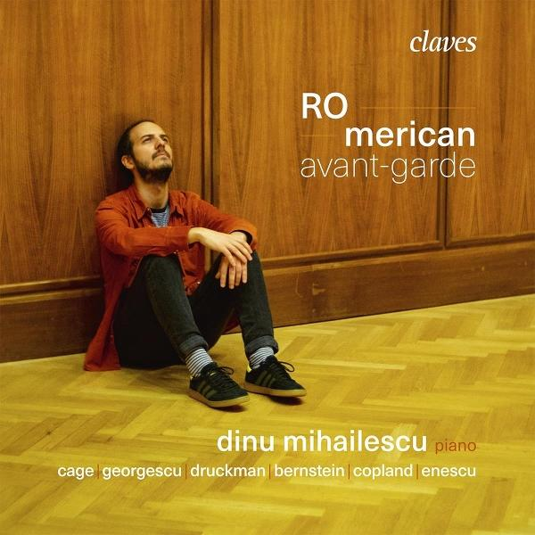 Mann sitzt an einer Holzwand. Der Text lautet 'RO merican avant-garde' und 'dinu mihailescu piano' auf dem Cover des Musikalbums.