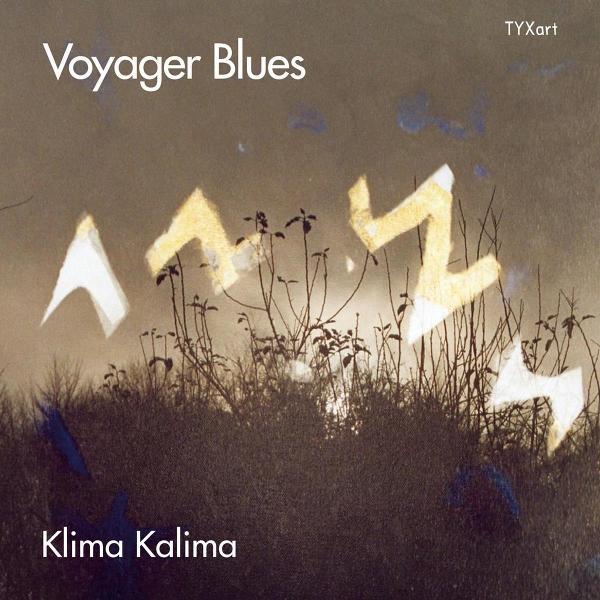 Albumcover. Titel: Voyager Blues, Klima Kalima. Enthält weiße und gelbe Formen über Pflanzen, brauner Hintergrund.