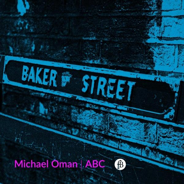 Schild der Baker Street an einer Backsteinmauer, in Blau- und Schwarztönen. Darunter der Name Michael Oman und ABC.