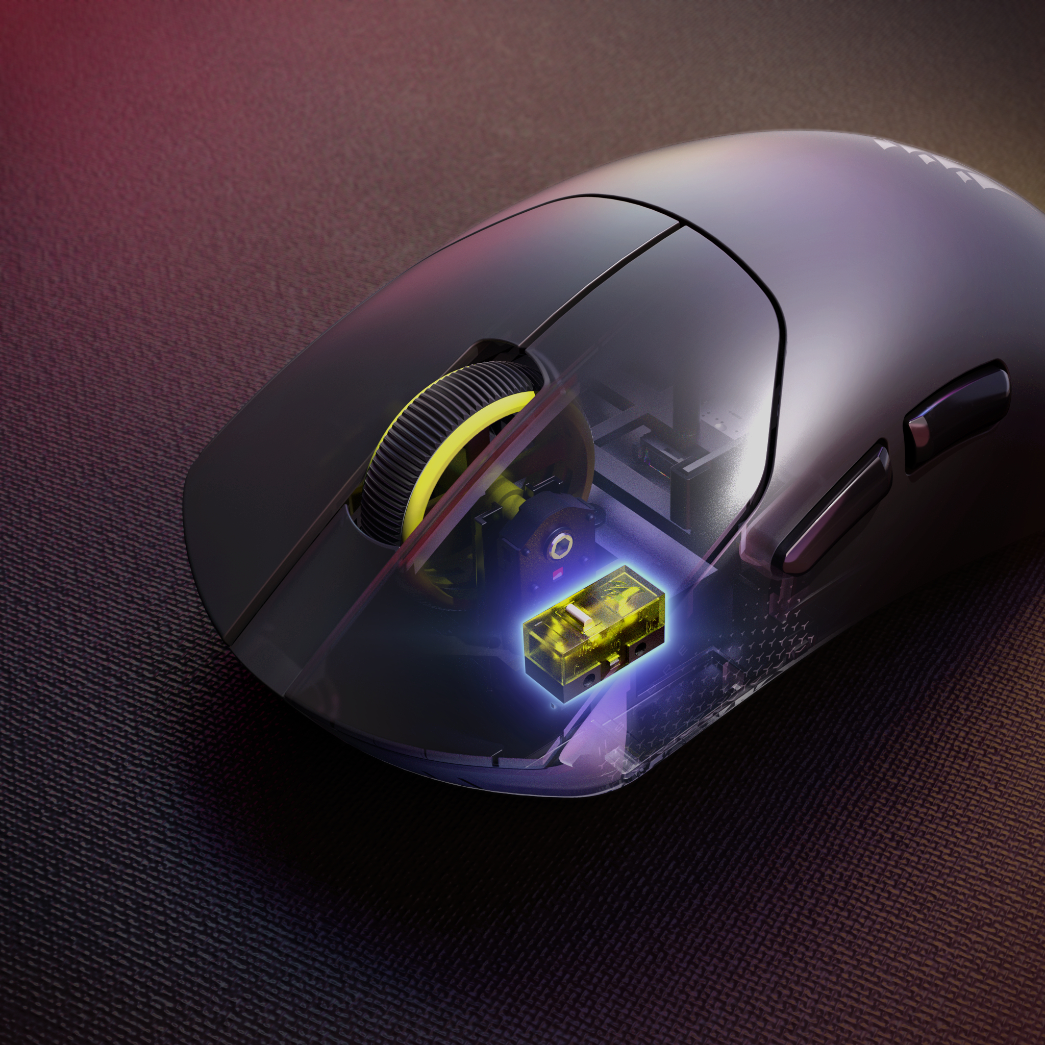 Eine transparente Gaming-Maus mit gelb akzentuiertem Scrollrad und blau beleuchteten Innenkomponenten.
